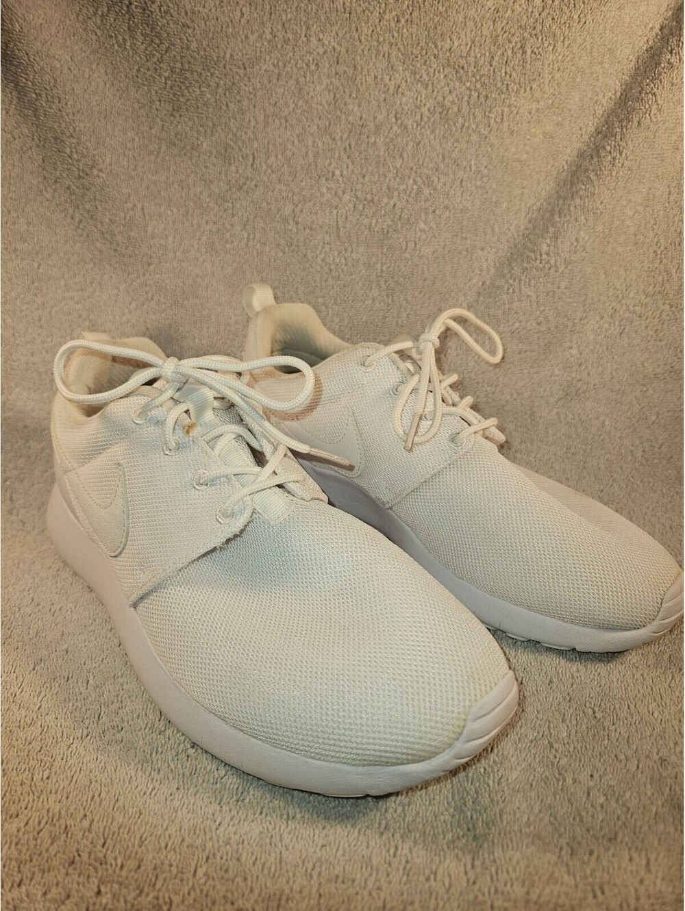 Nike 599729-102 Roche One GS Triple White Sz 7Y / Women’s 8.5 Sneakers
